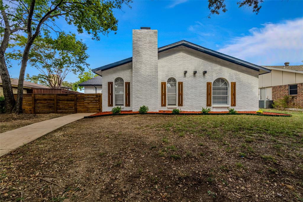 a view of a house with backyard and tree