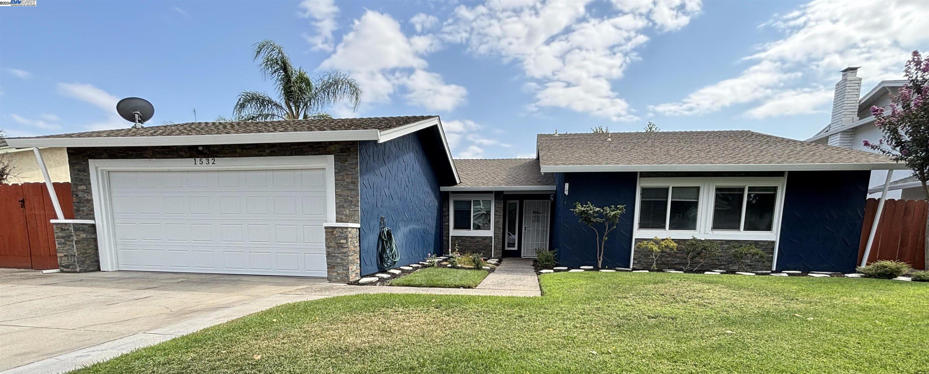 a view of a house with yard and porch