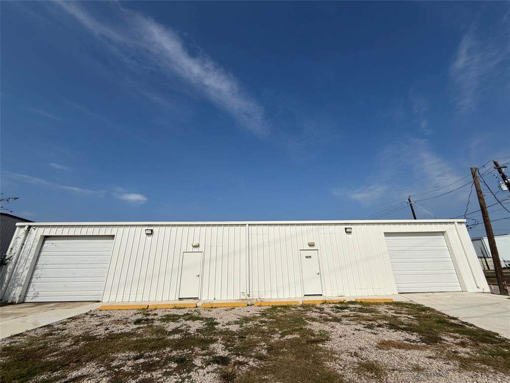 a view of a garage