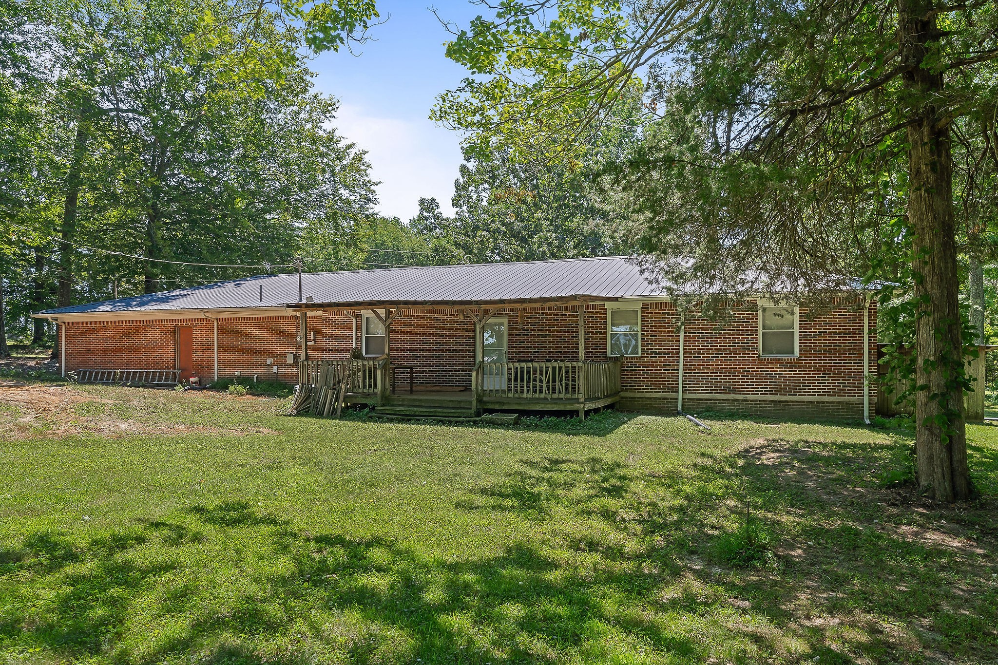 a view of a backyard