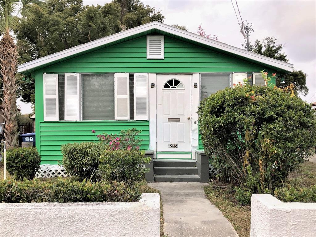 a view of a house with backyard and garden