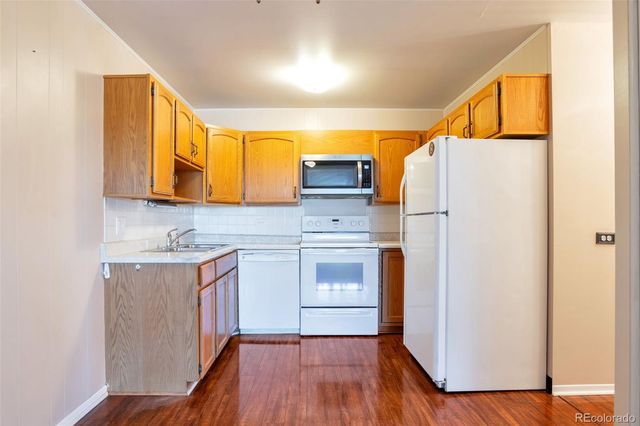 $1,400 | 605 South Alton Way, Unit 1D | Windsor Gardens