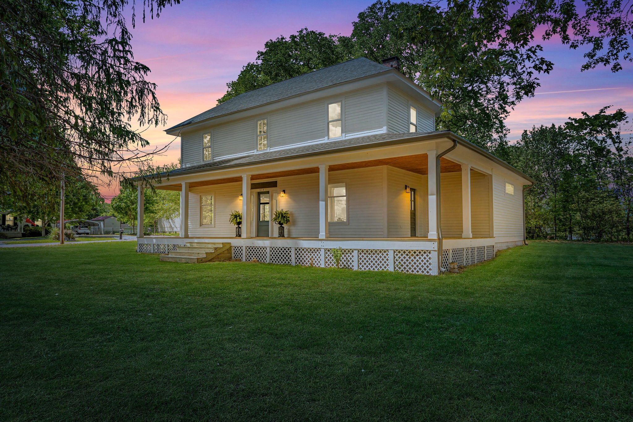 a view of a house with a yard