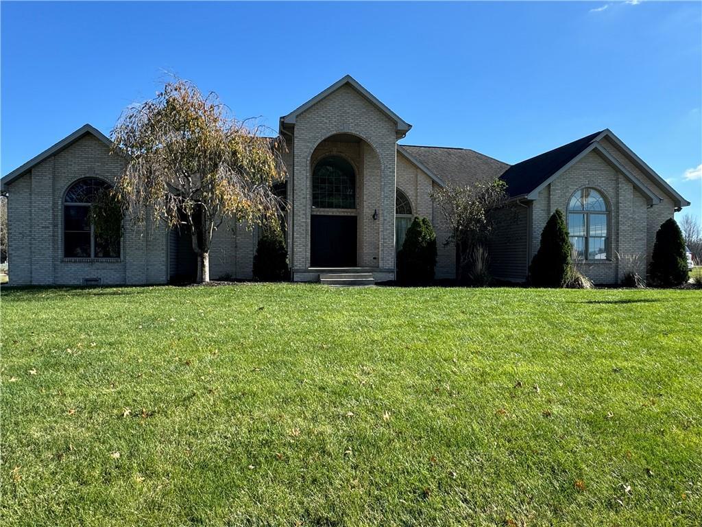 a view of a house with a yard