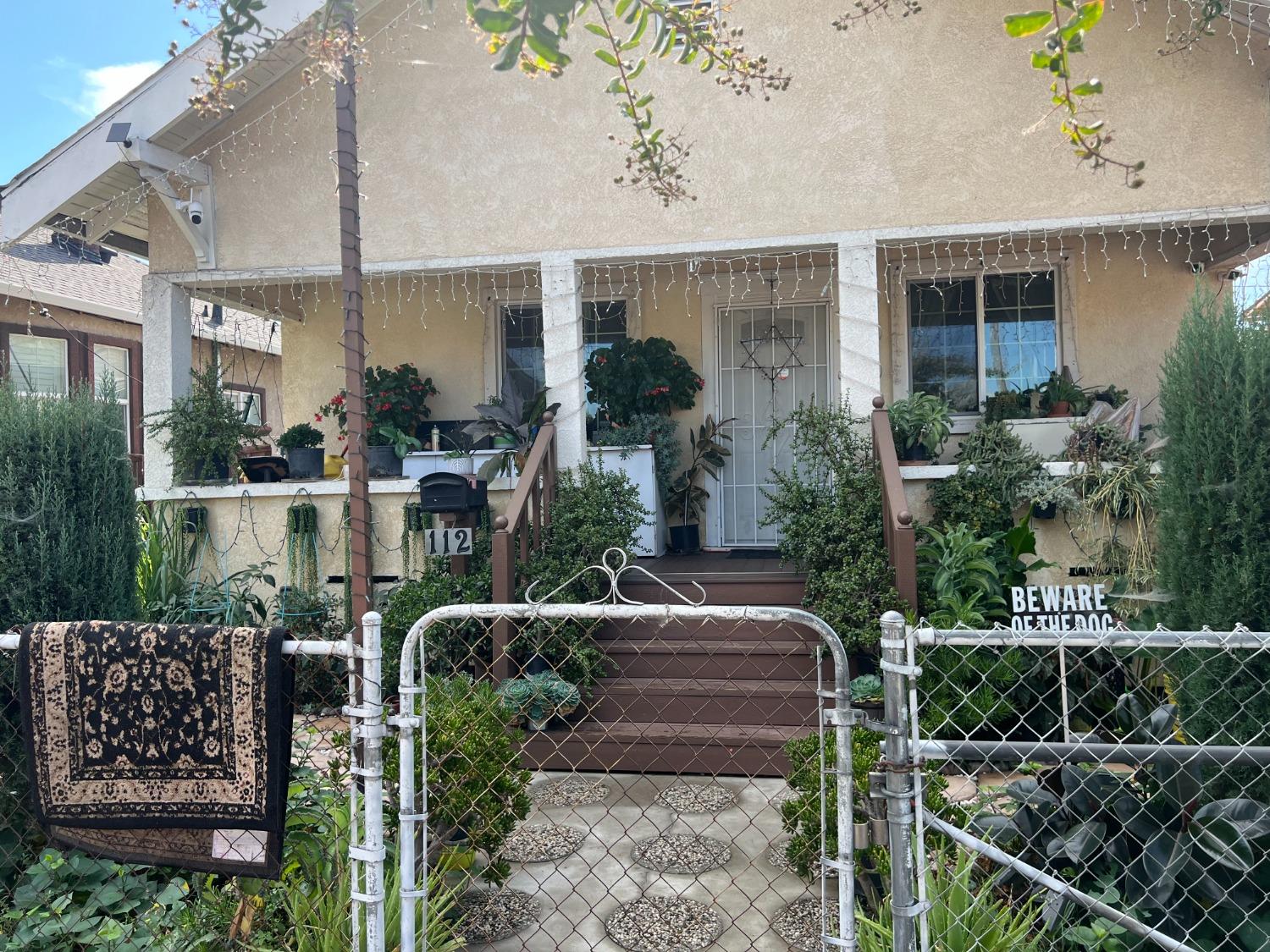 a view of a house with yard and plants