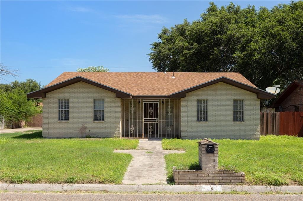 Ranch-style house featuring a front lawn