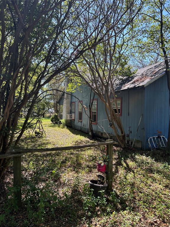 a view of backyard of the house