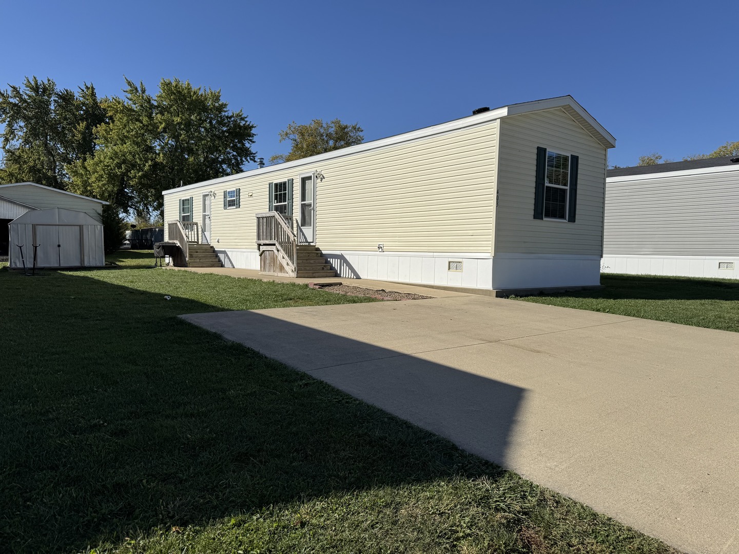 a view of a house with backyard