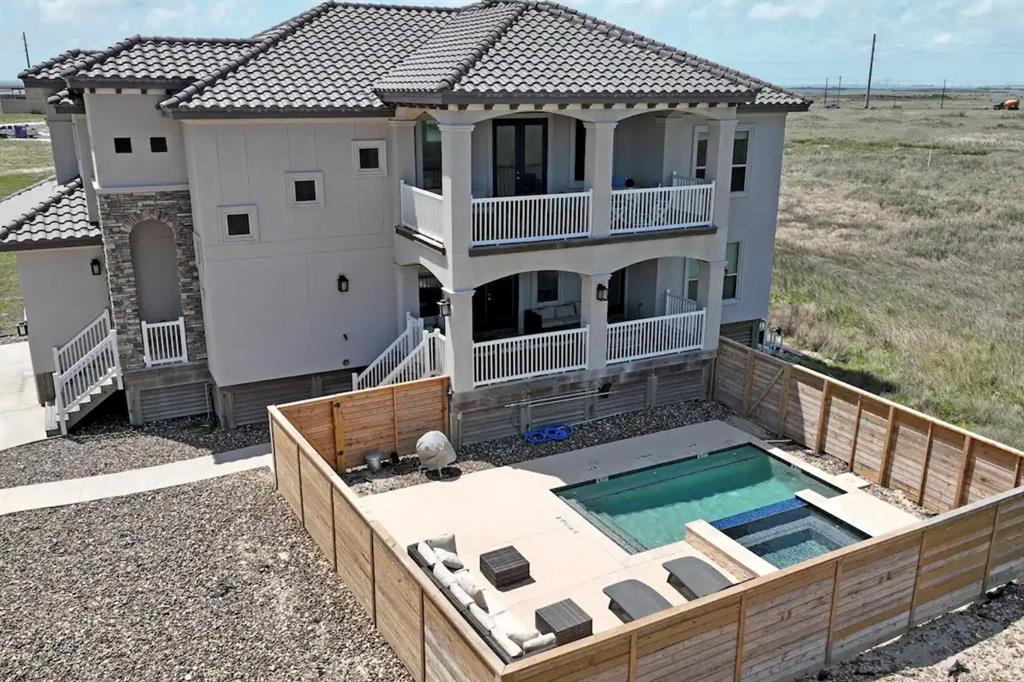 a view of a house with backyard