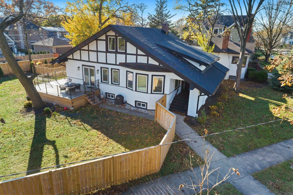 a view of a house with backyard and sitting area