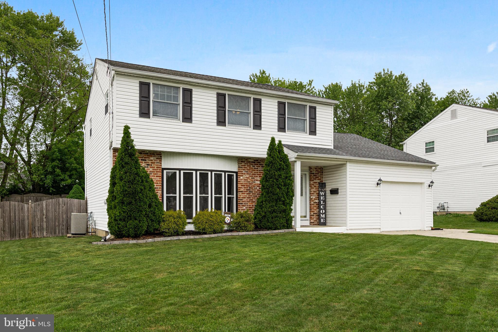 a view of a house with backyard and garden