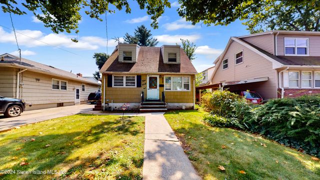 $549,500 | 442 Watchogue Road | South New York