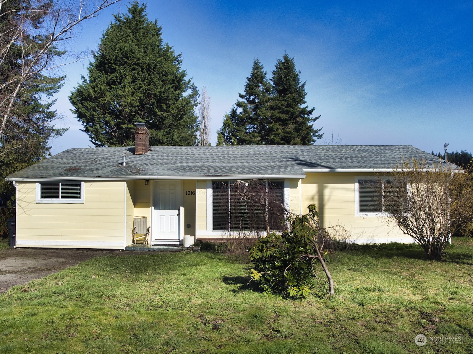 a view of a house with backyard