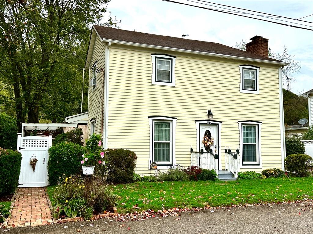 a view of a house with a yard