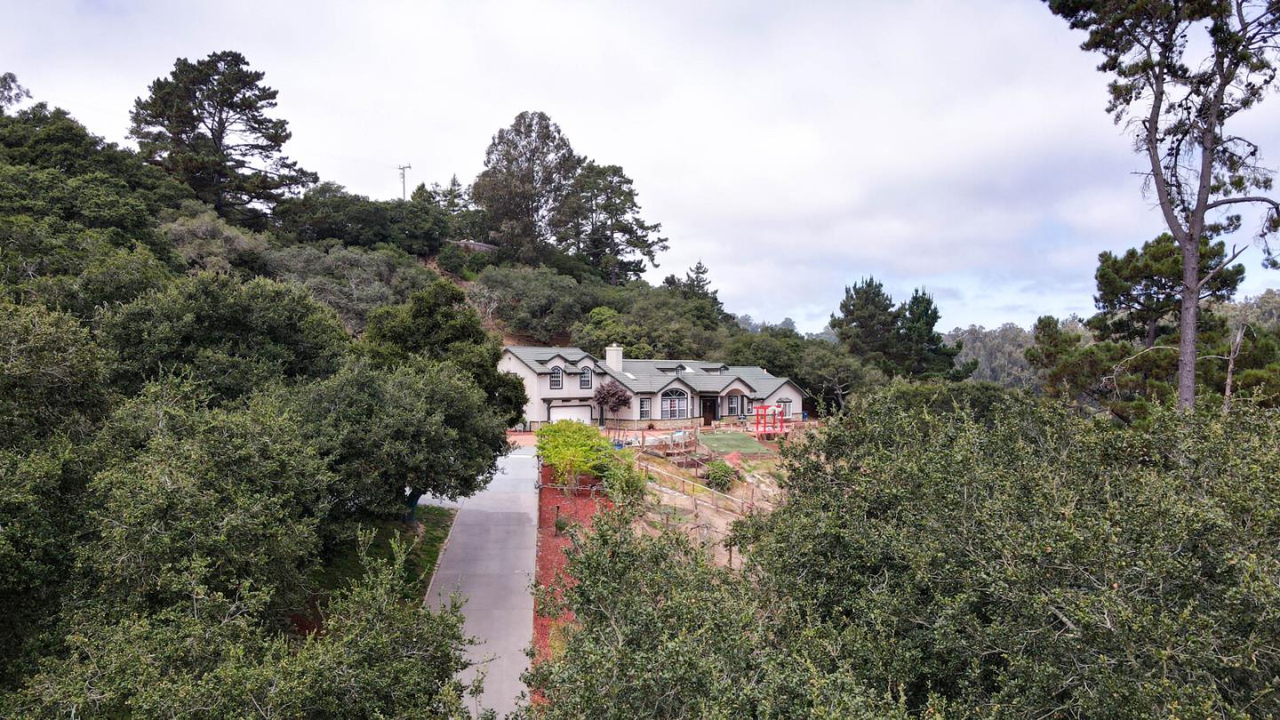 a view of a houses with a yard