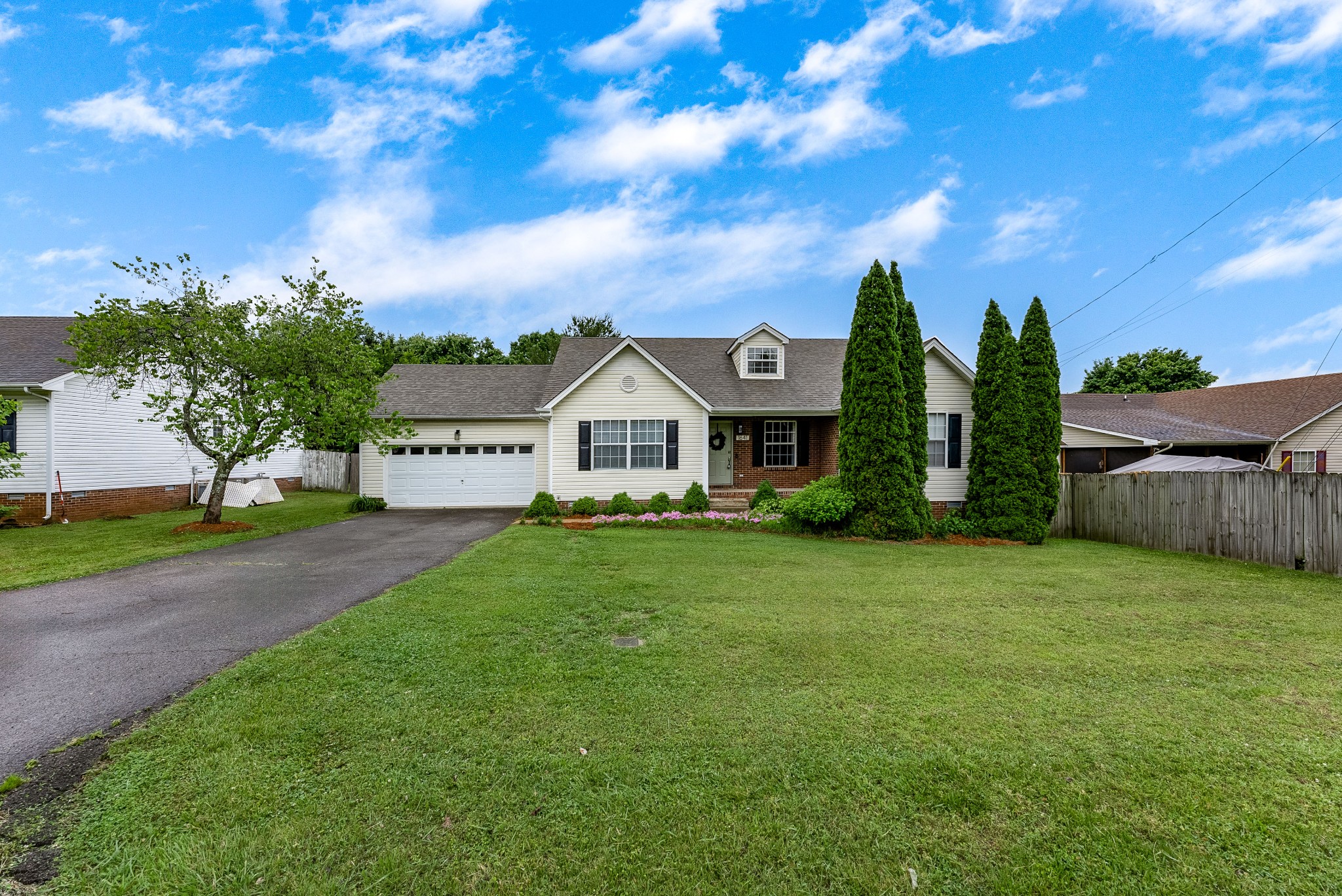 a view of a house with backyard and garden