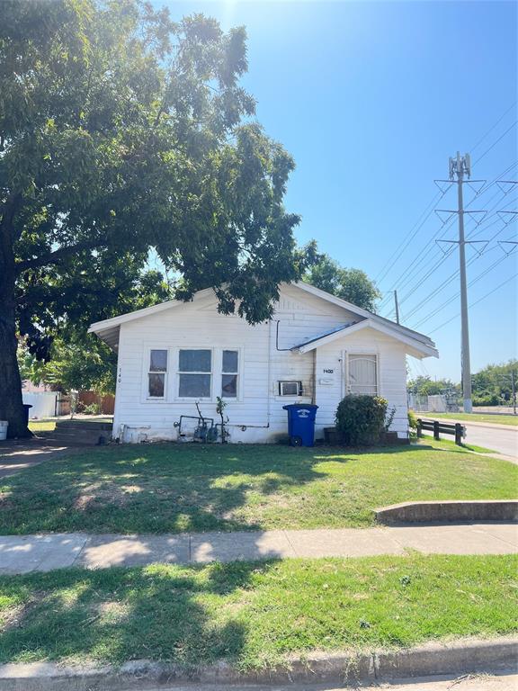 a view of a house with a big yard