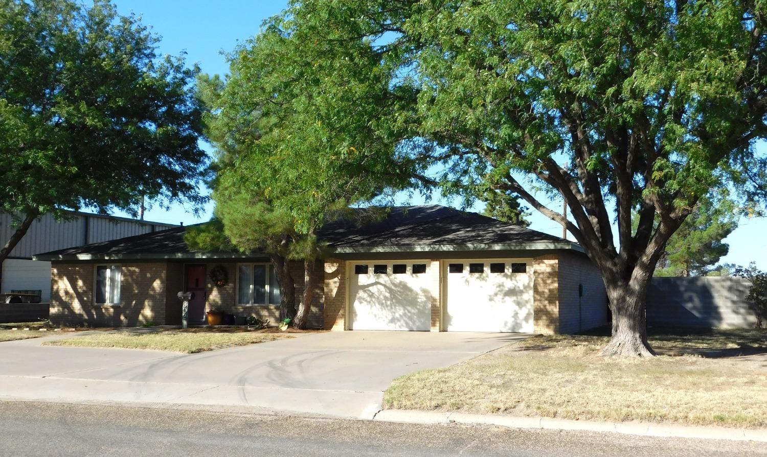 a view of a yard in front of a house