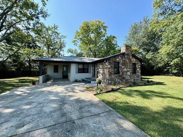 a view of a house with backyard and sitting area