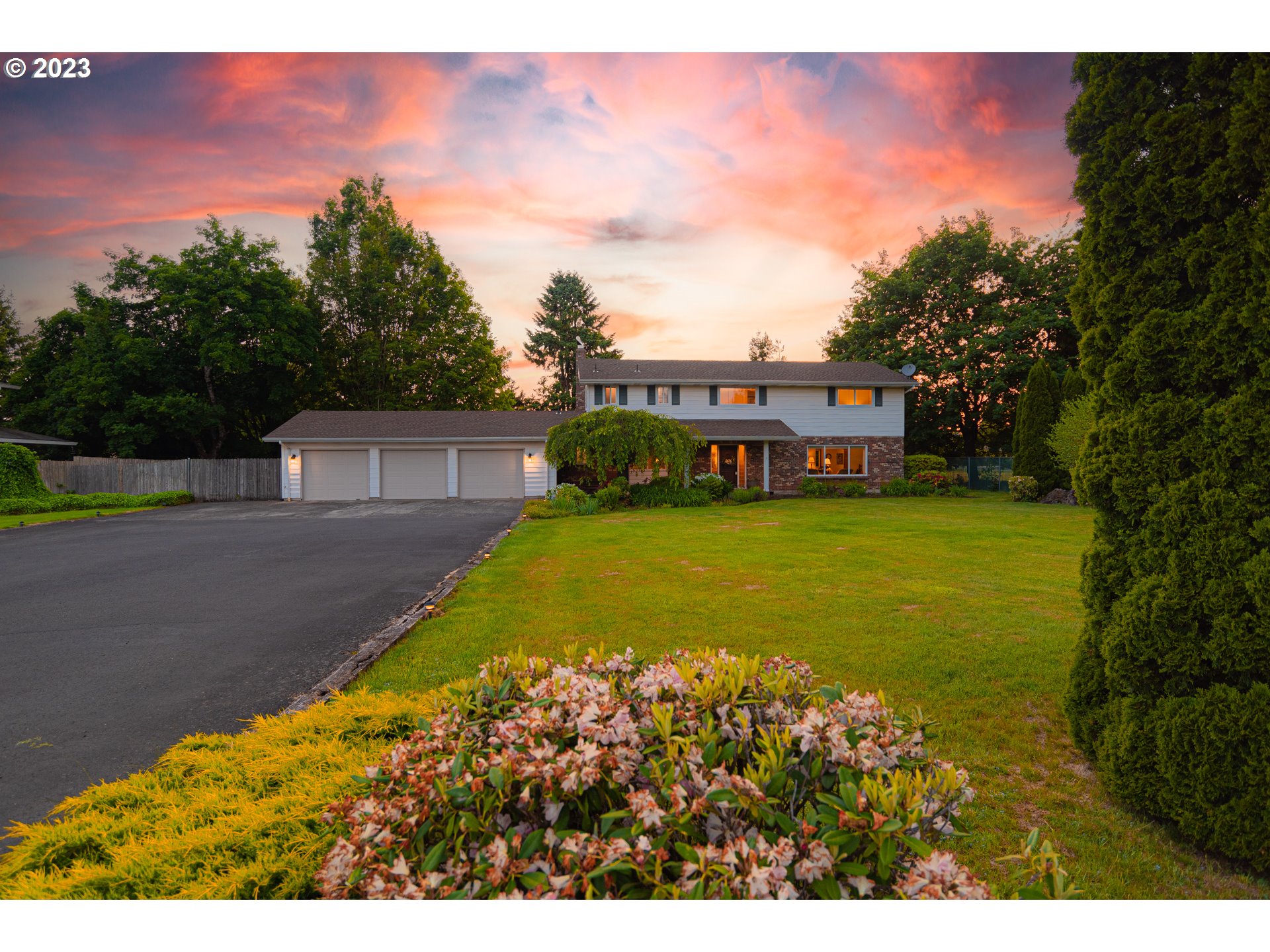 a view of a house with a yard