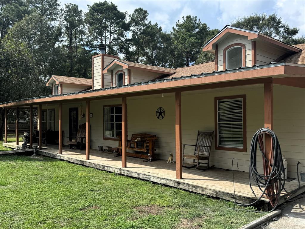 a view of a house with backyard and porch