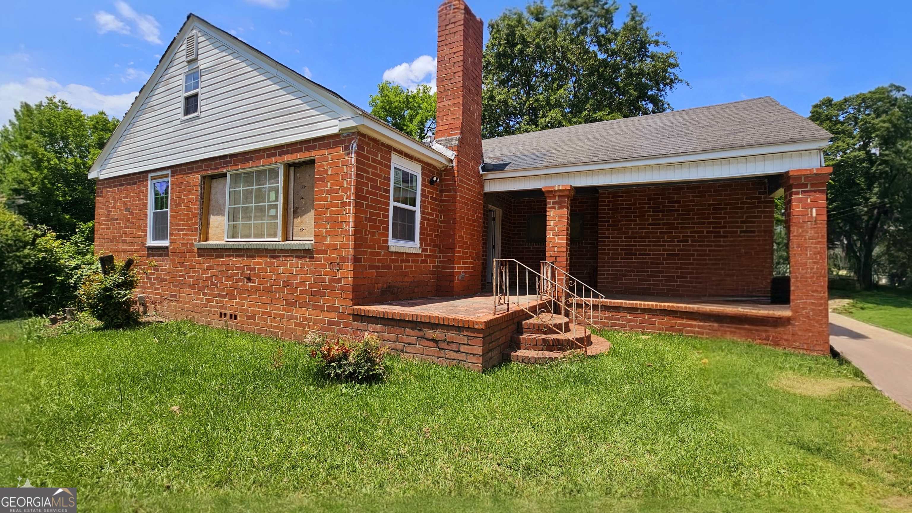 a front view of house with yard