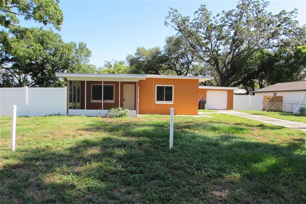 a house view with backyard space