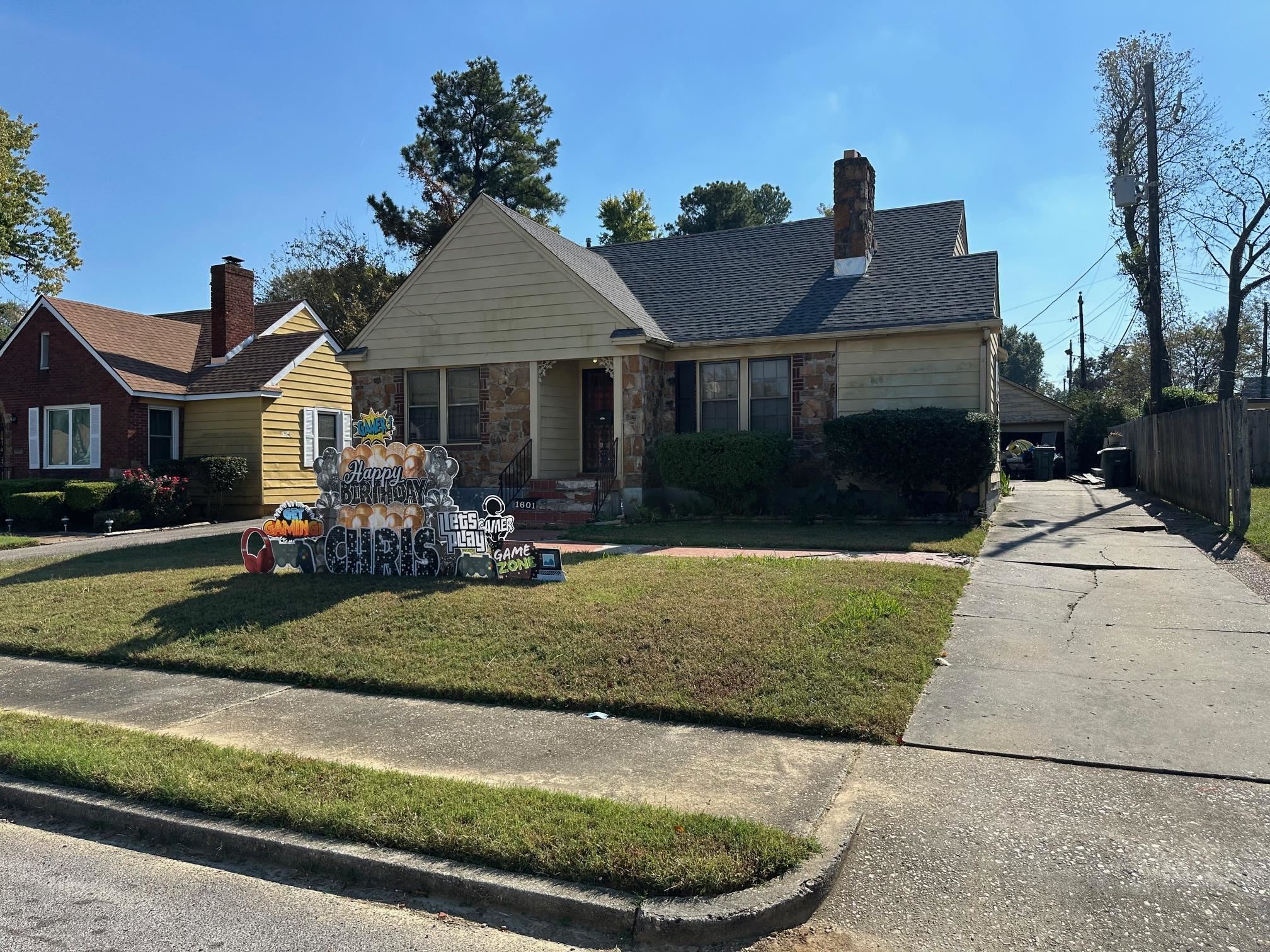 View of front of property featuring a front lawn