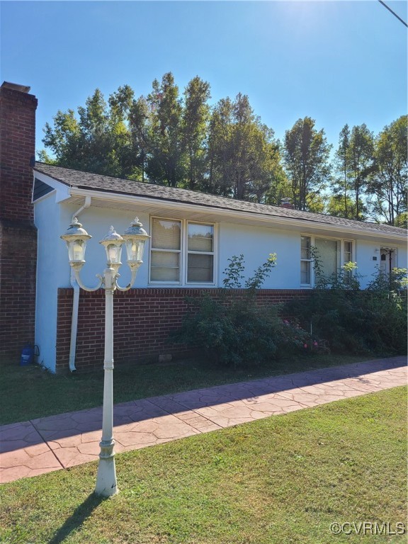 a front view of house with yard