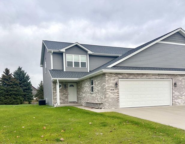 $2,200 | 410 Emerald Court | Kewaskum