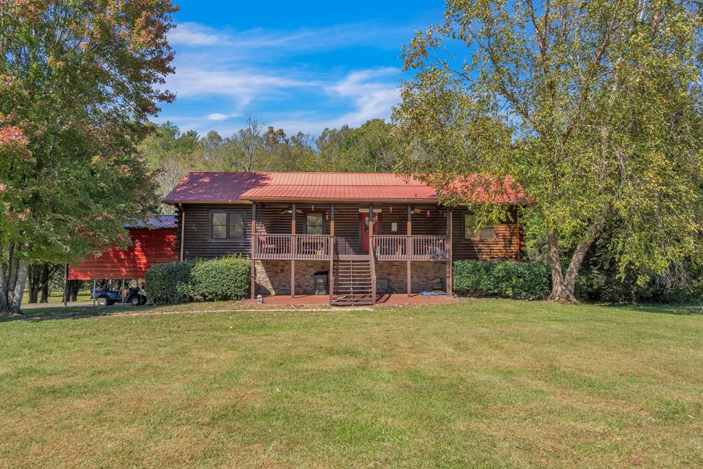 a view of a house with a yard