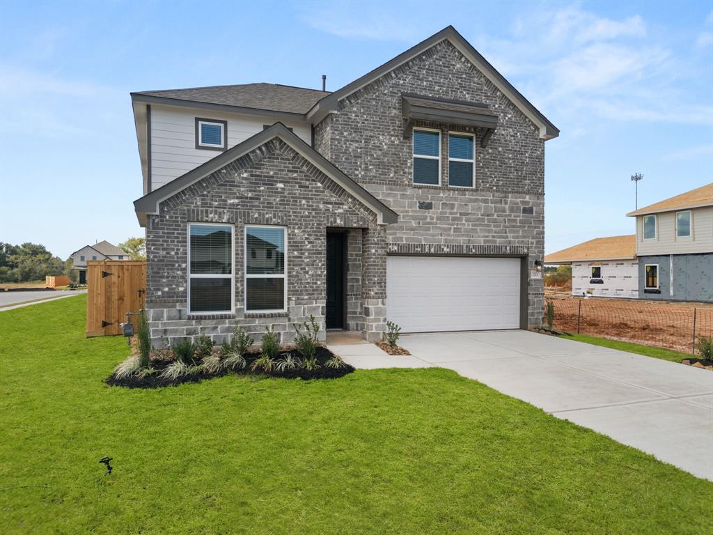 Welcome home to 2713 Vila Vita Lane located in the master planned community of LagoMar and zoned to  ISD.