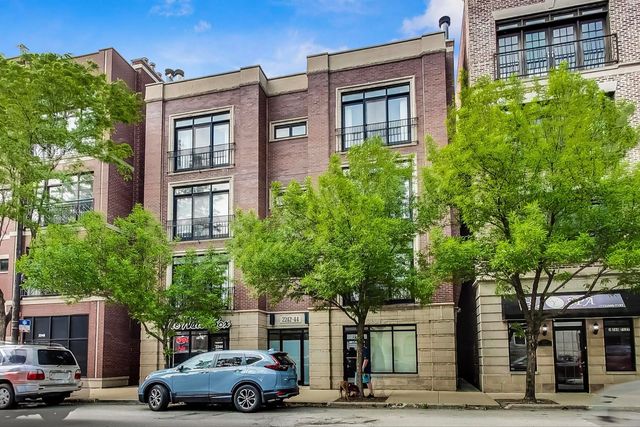 $549,900 | 2242 West Belmont Avenue, Unit 2E | Roscoe Village