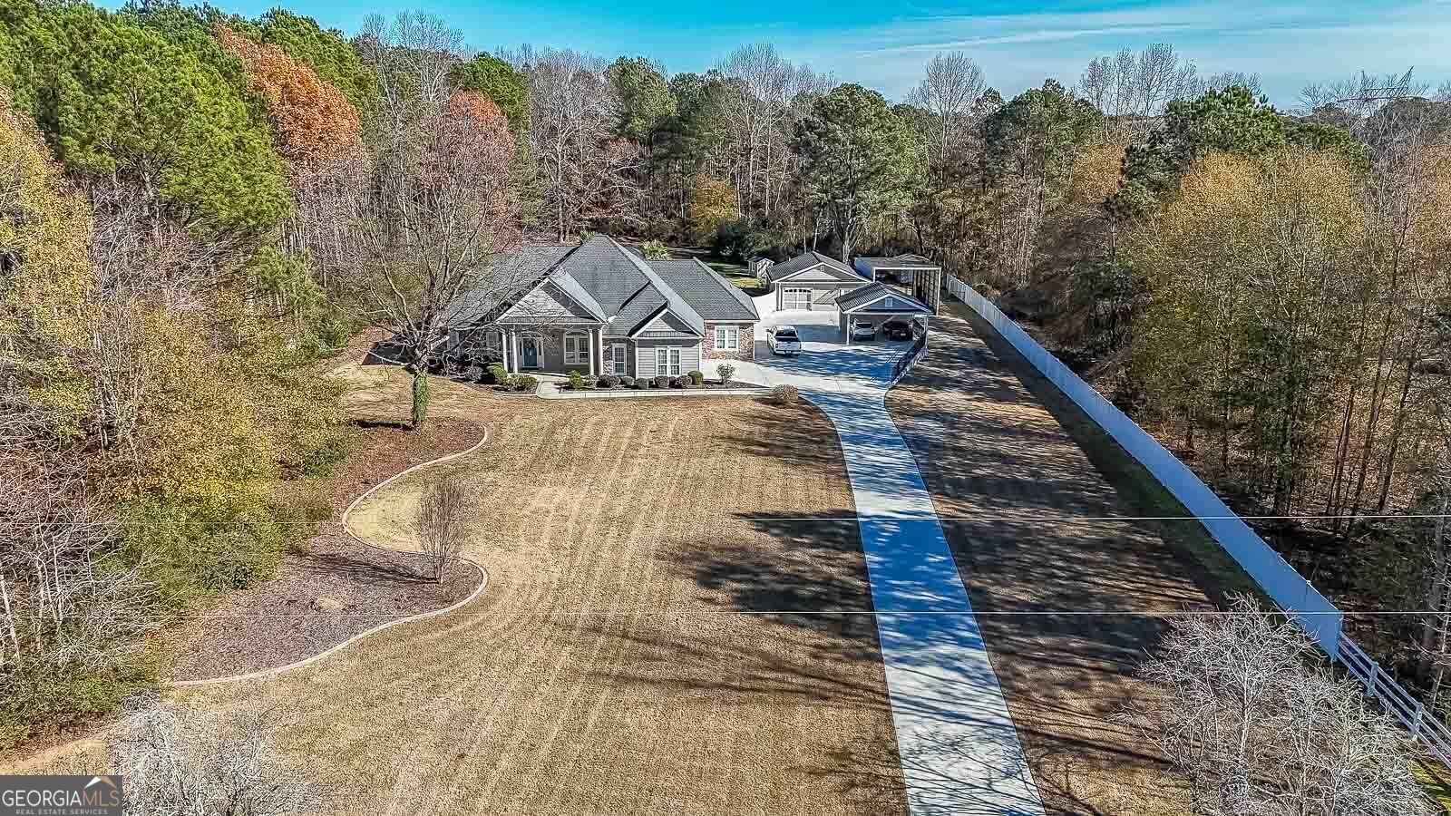 a view of a house with a yard