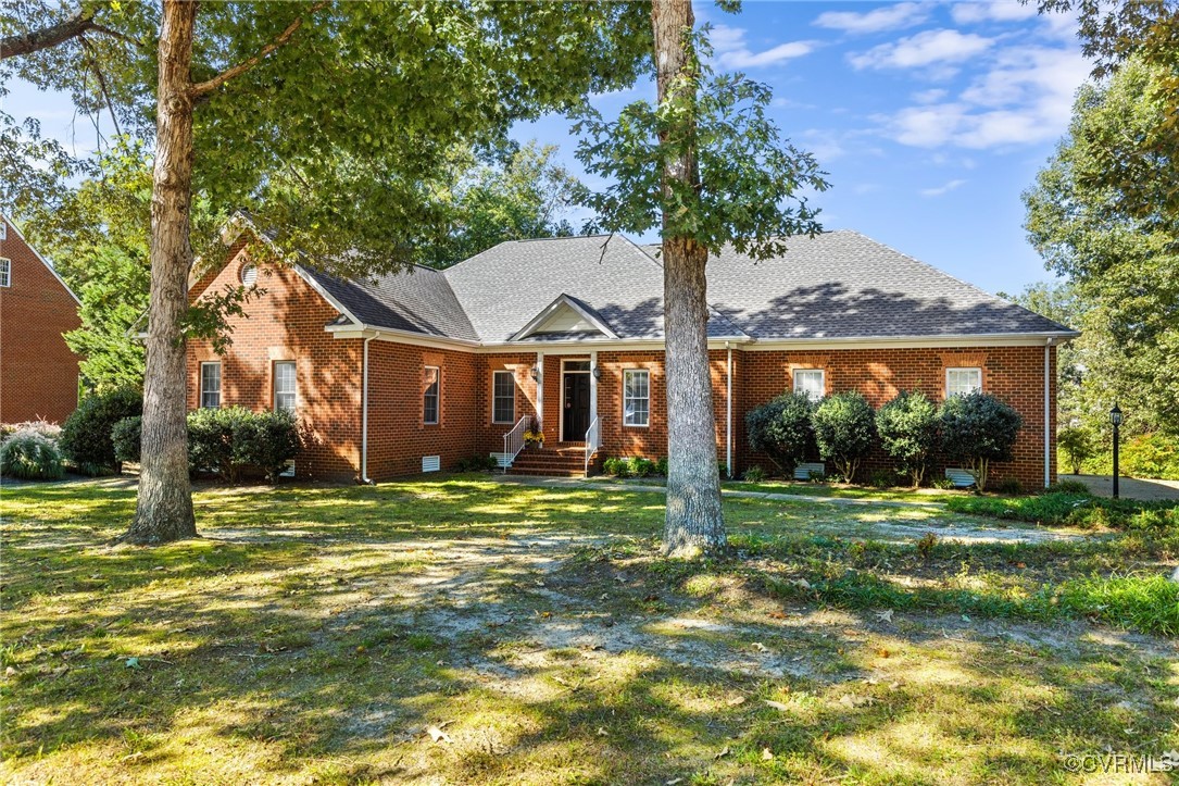 a view of a house with a yard