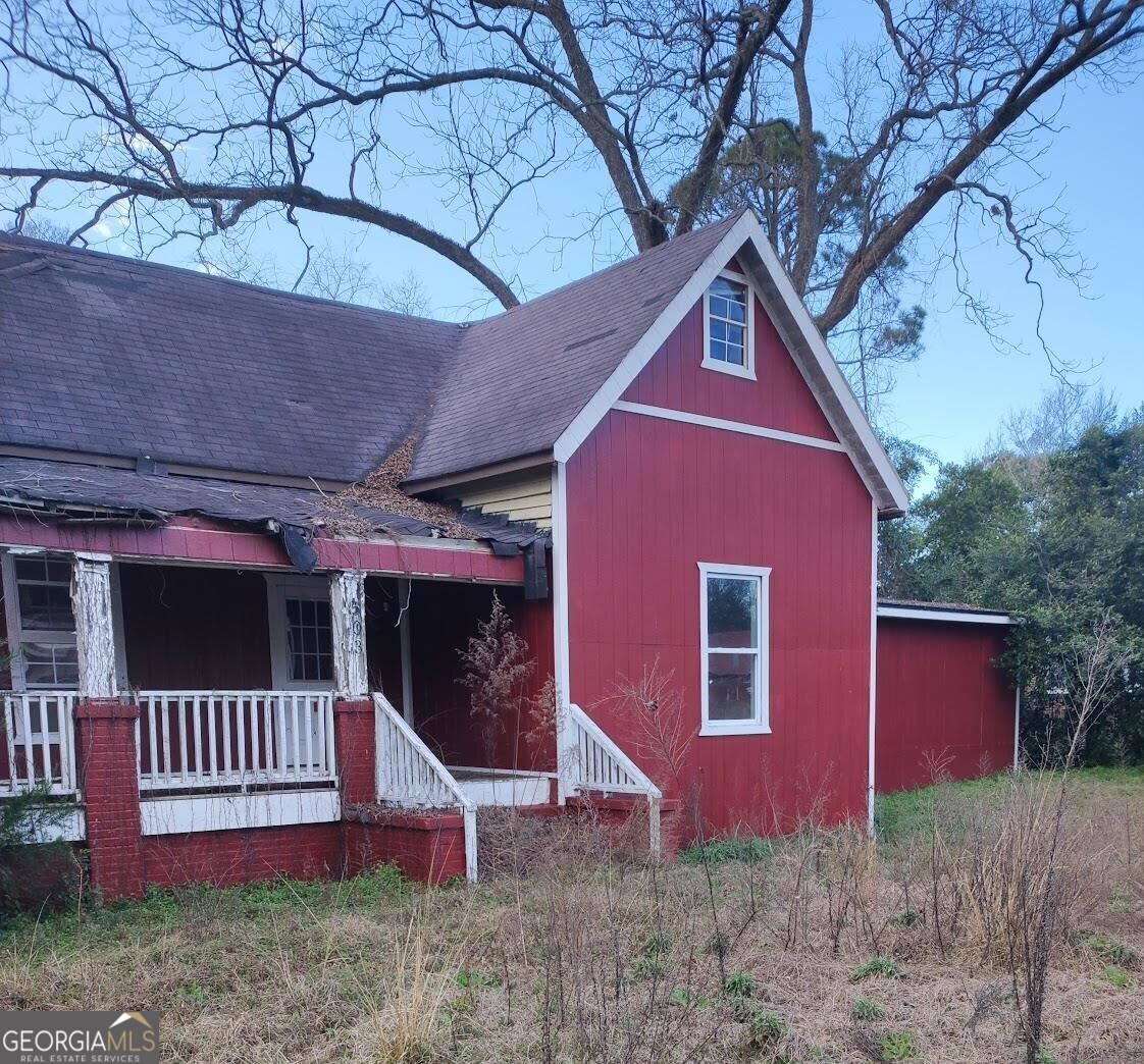 a view of a house with a yard