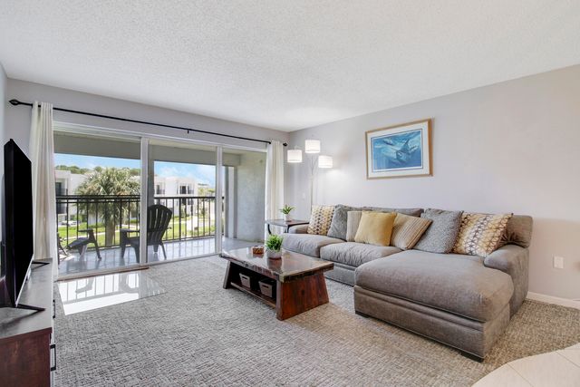 $2,400 | 4230 Deste Court, Unit 301 | Fountains of Palm Beach