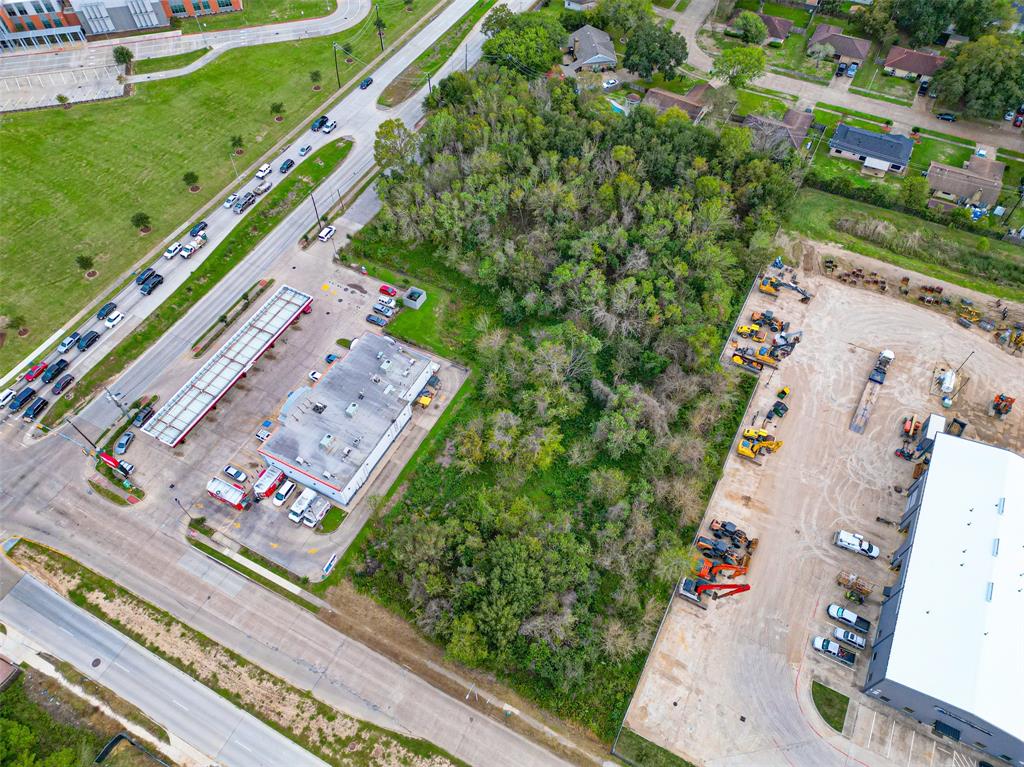 an aerial view of a yard