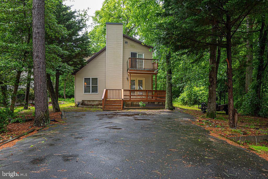 a view of a house with backyard