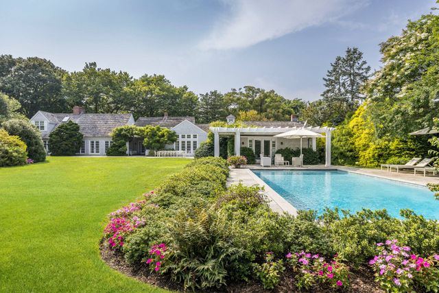 $19,500,000 | 107 Apaquogue Road | East Hampton Village