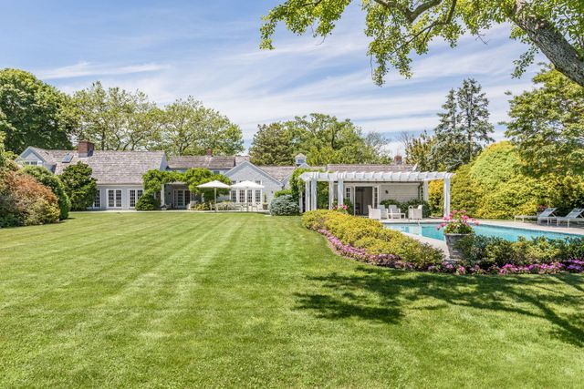 $19,500,000 | 107 Apaquogue Road | East Hampton Village