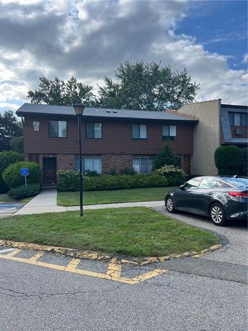 $2,200 | 276 Coachlight Square | Montrose