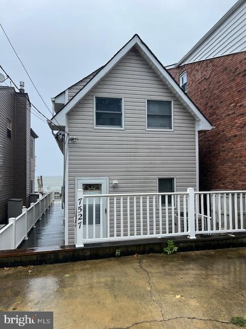 a view of a house with backyard