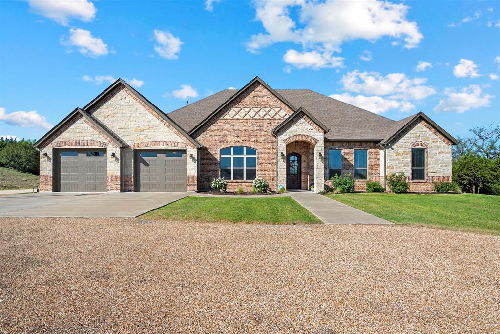 a view of front a house with a yard