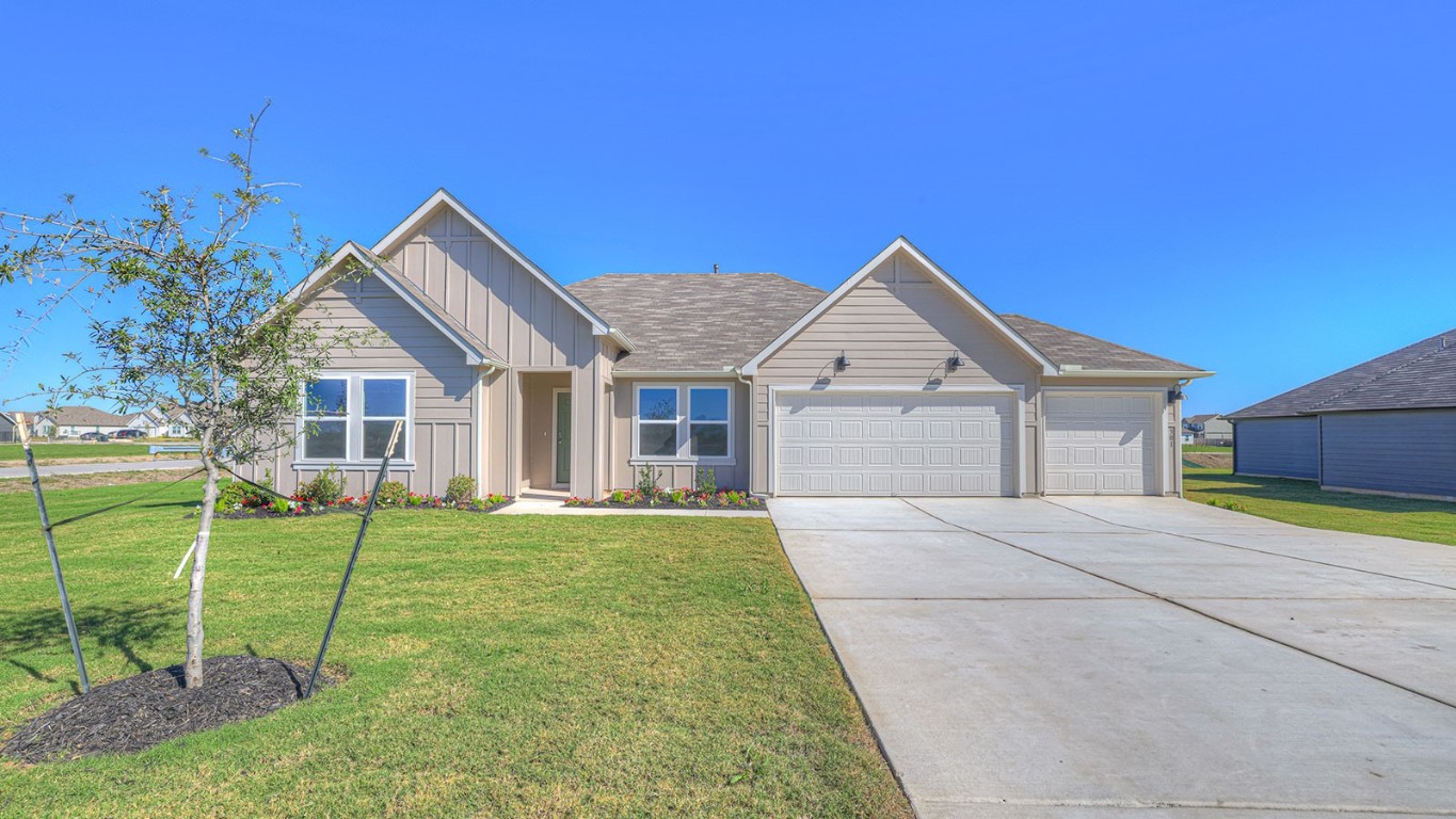 a view of a house with a yard