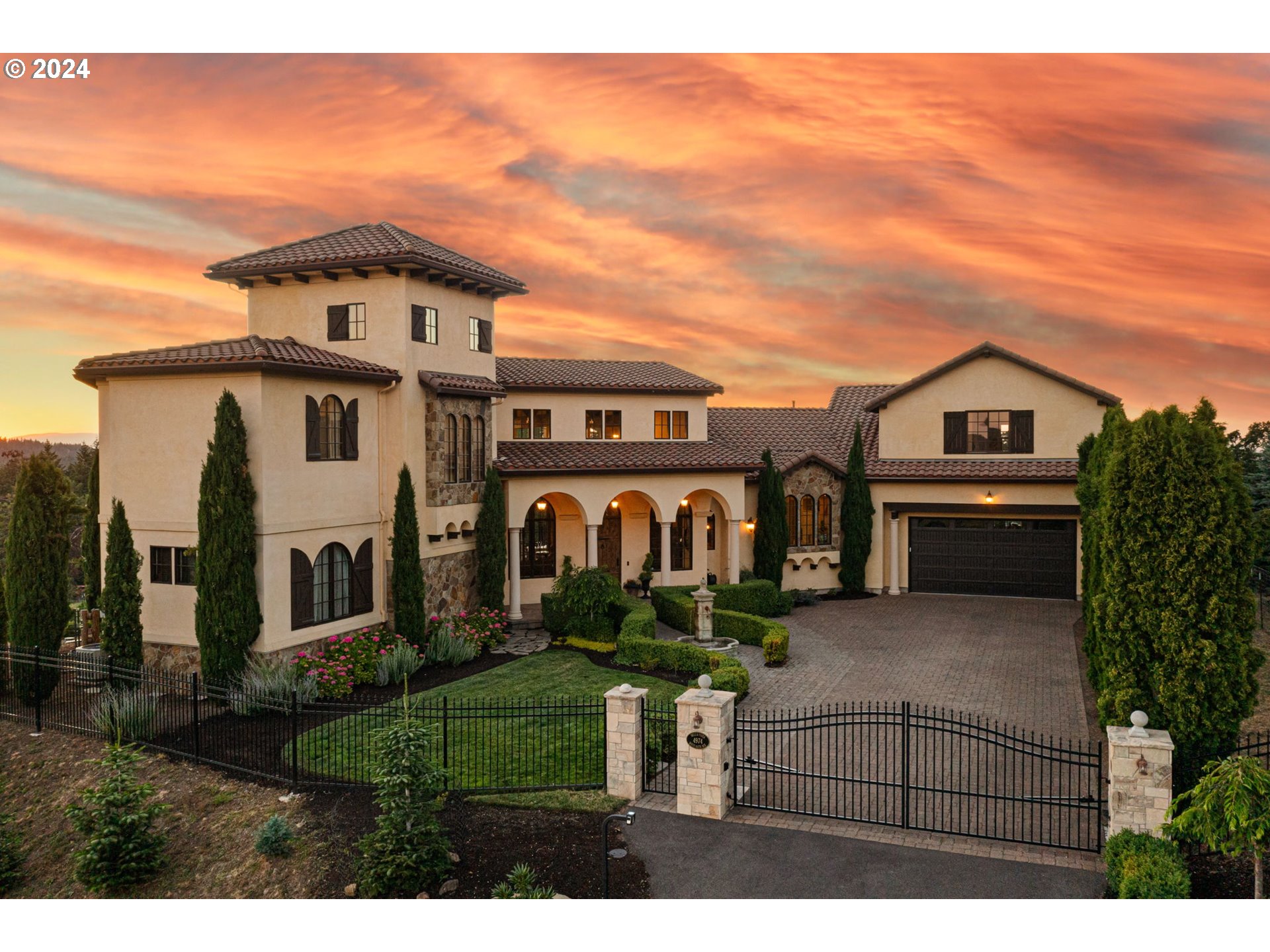 a view of multiple houses with a big yard