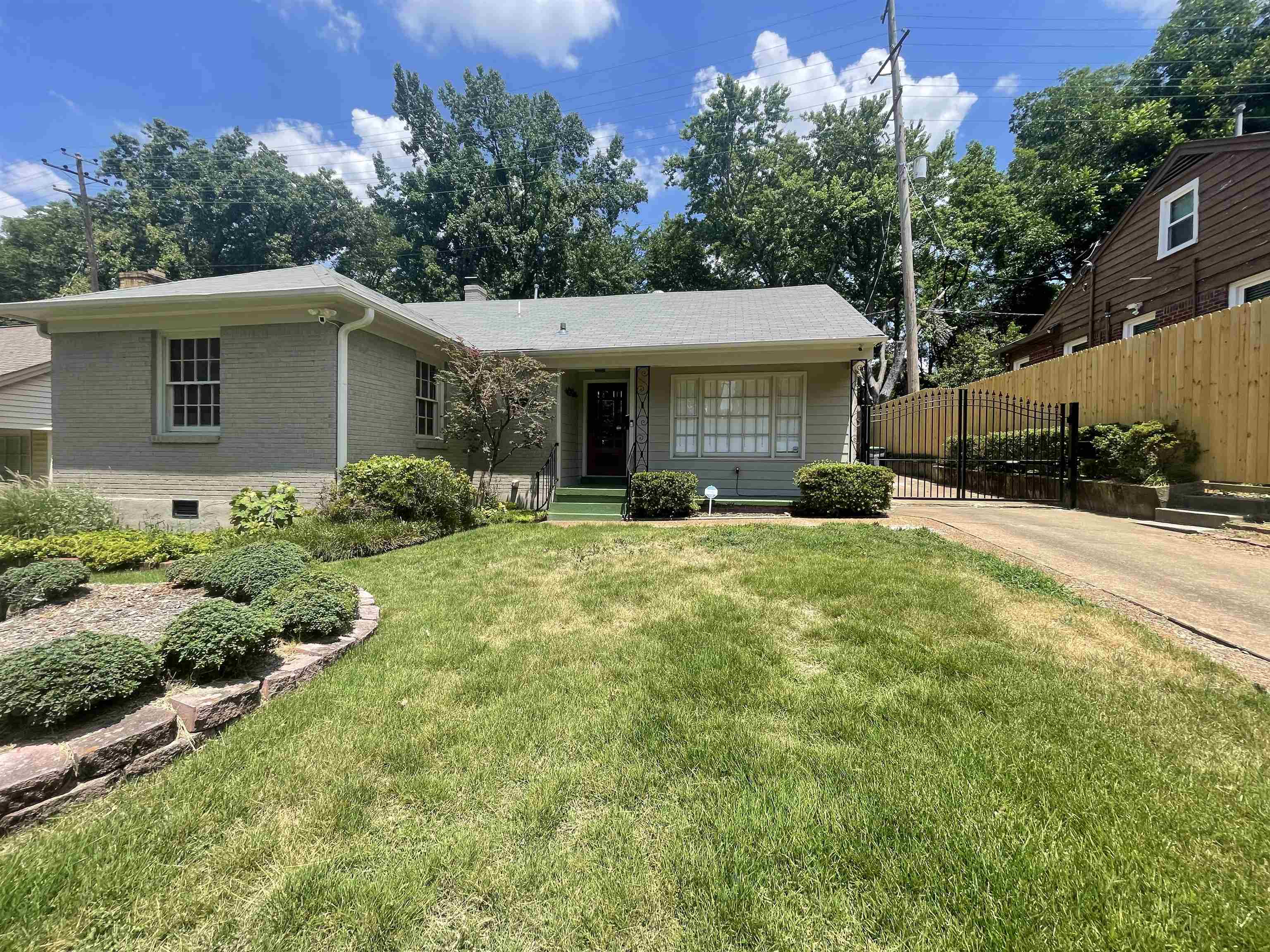 Ranch-style house featuring a front yard