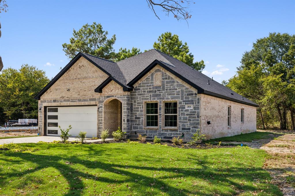 a view of a house with backyard