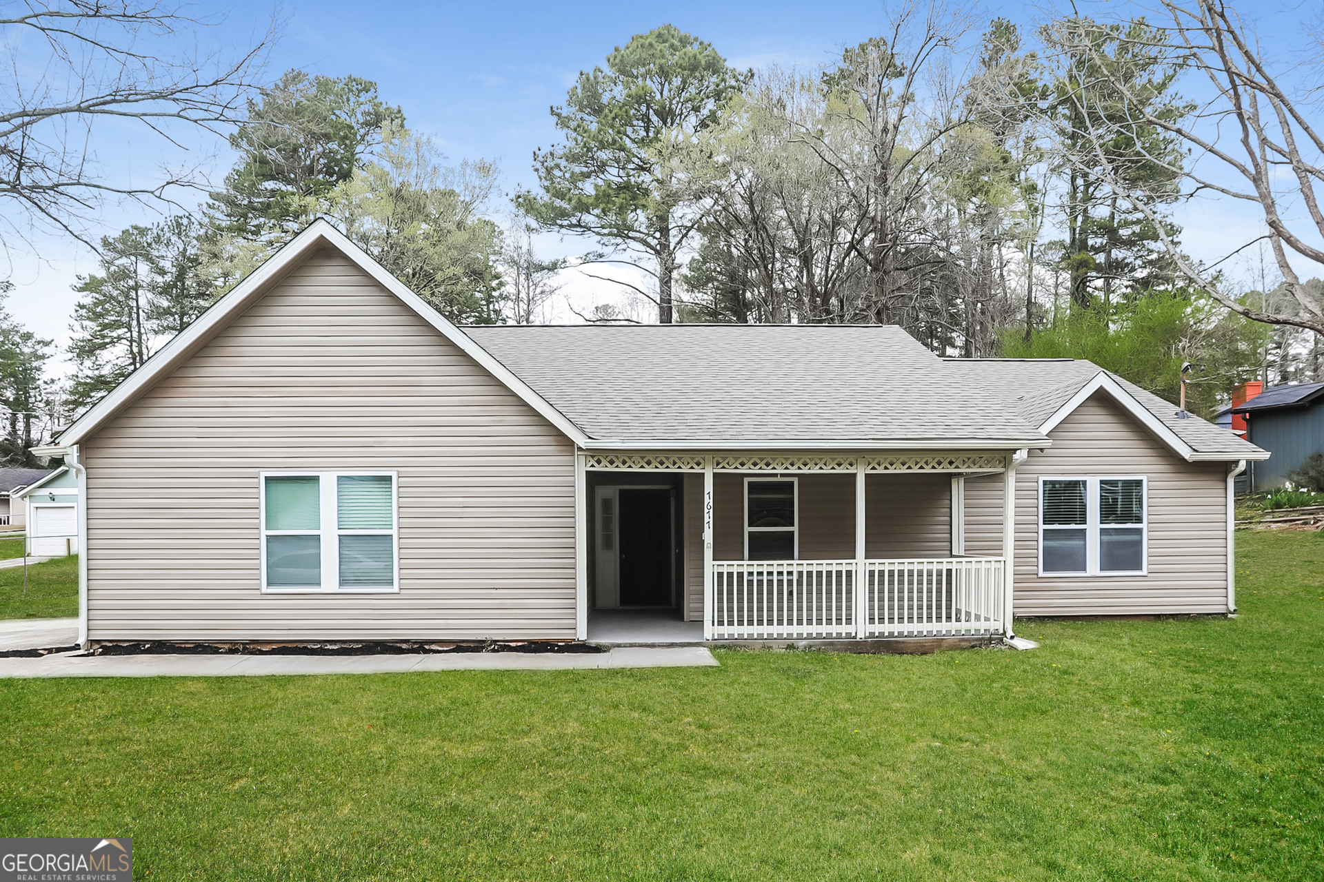 a view of a house with a yard