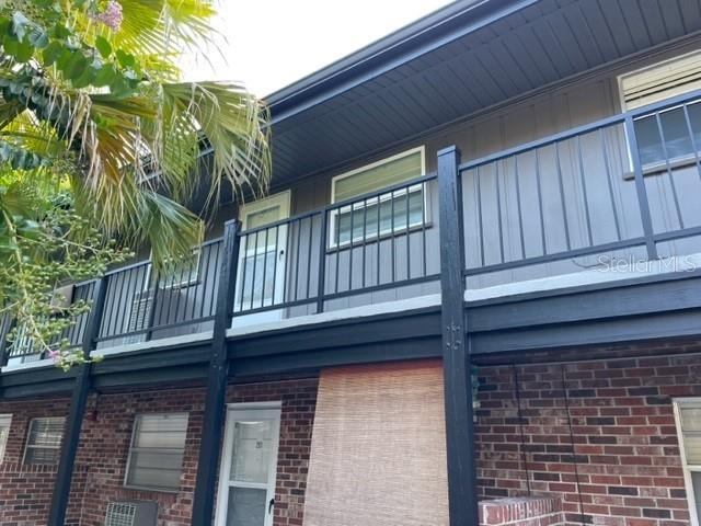 a view of entryway with a balcony